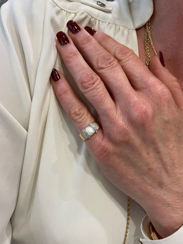 BAGUE MODERNE NACRE ET DIAMANTS — vue 2