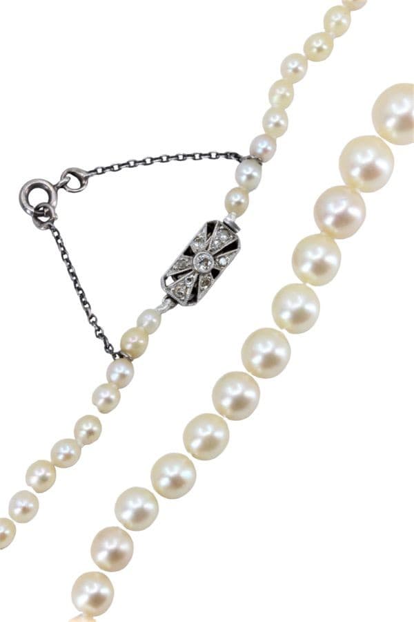 COLLIER DE PERLES EN CHUTE — vue 3