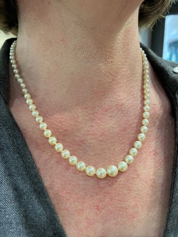 COLLIER DE PERLES EN CHUTE — vue 2