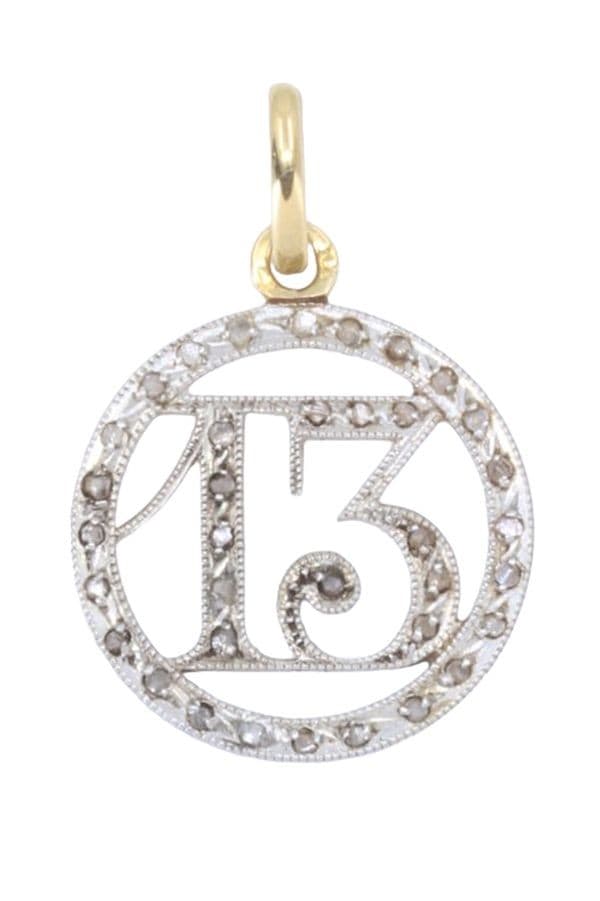 PENDENTIF PORTE-BONHEUR ANCIEN — vue 1
