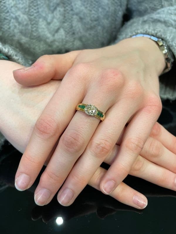 BAGUE MODERNE ÉMERAUDES ET DIAMANTS — vue 2