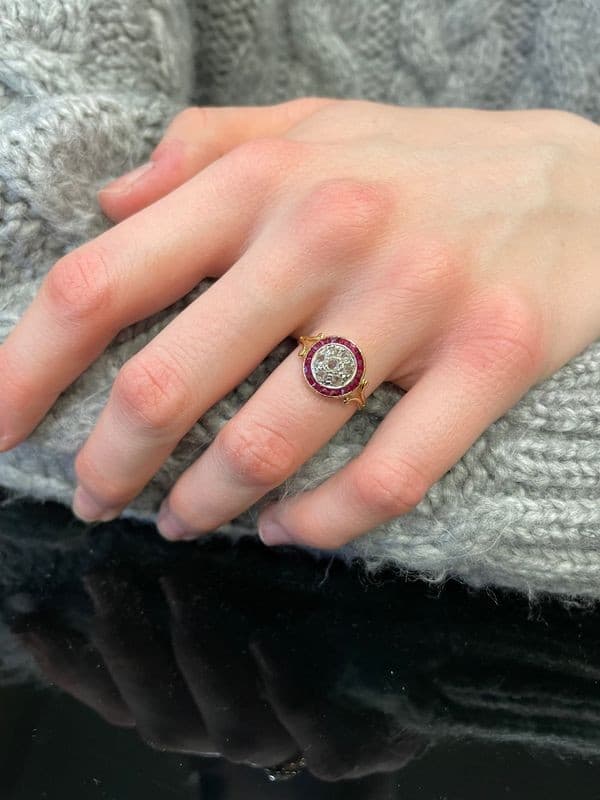 BAGUE ART-DÉCO RUBIS ET DIAMANTS — vue 2