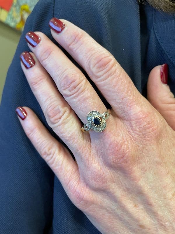 BAGUE MARGUERITE ART-NOUVEAU SAPHIR ET DIAMANTS — vue 2