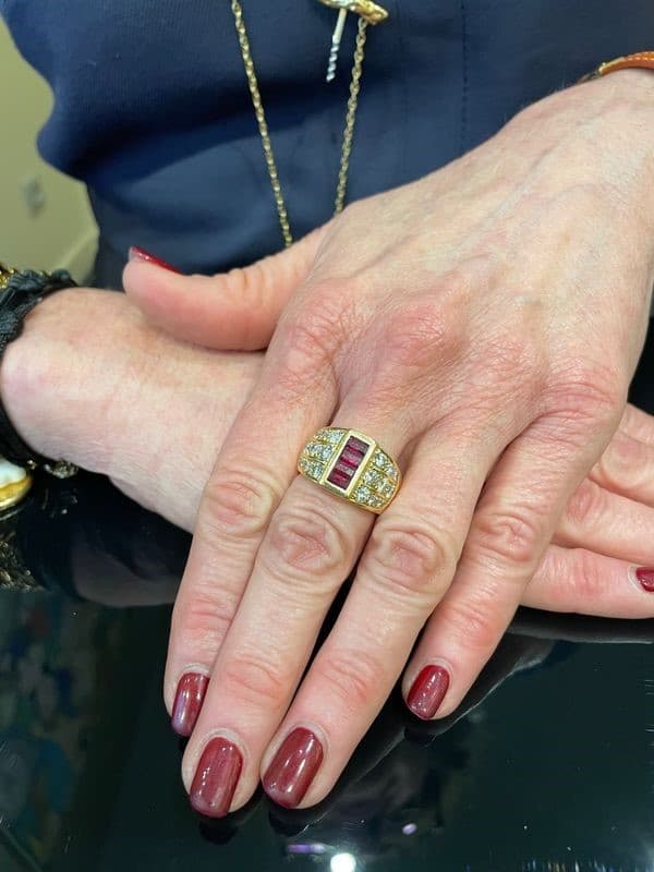 BAGUE MODERNE RUBIS ET DIAMANTS — vue 2