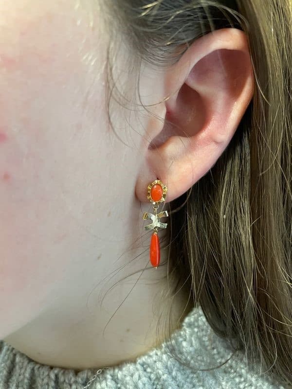 BOUCLES D'OREILLES PENDANTES CORAIL — vue 2