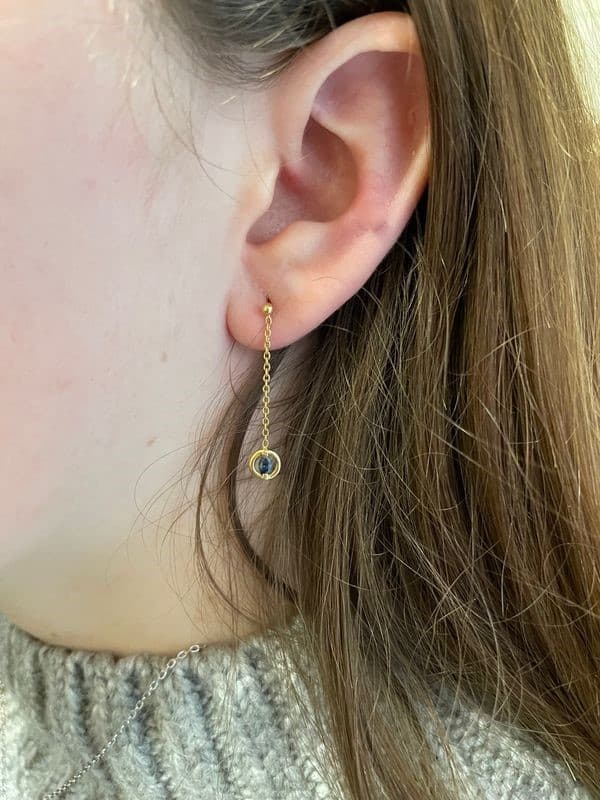 BOUCLES D'OREILLES PENDANTES SAPHIRS — vue 2