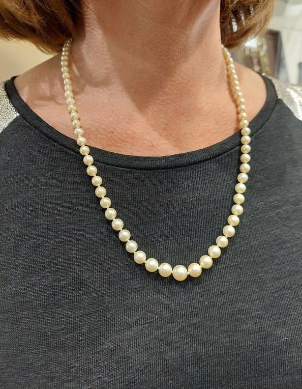 COLLIER DE PERLES EN CHUTE — vue 2
