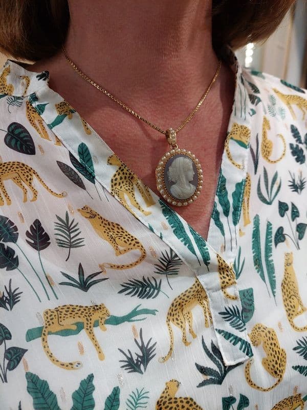 BROCHE PENDENTIF CAMÉE ET PERLES — vue 2