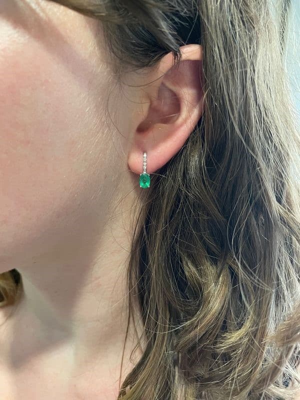 BOUCLES D'OREILLES ÉMERAUDES ET DIAMANTS — vue 2