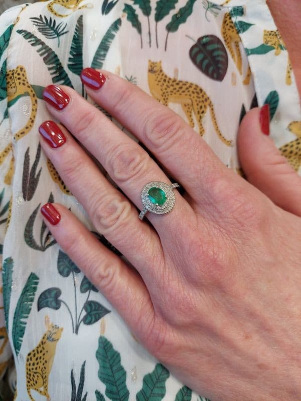 BAGUE MODERNE ÉMERAUDE ET DIAMANTS — vue 2