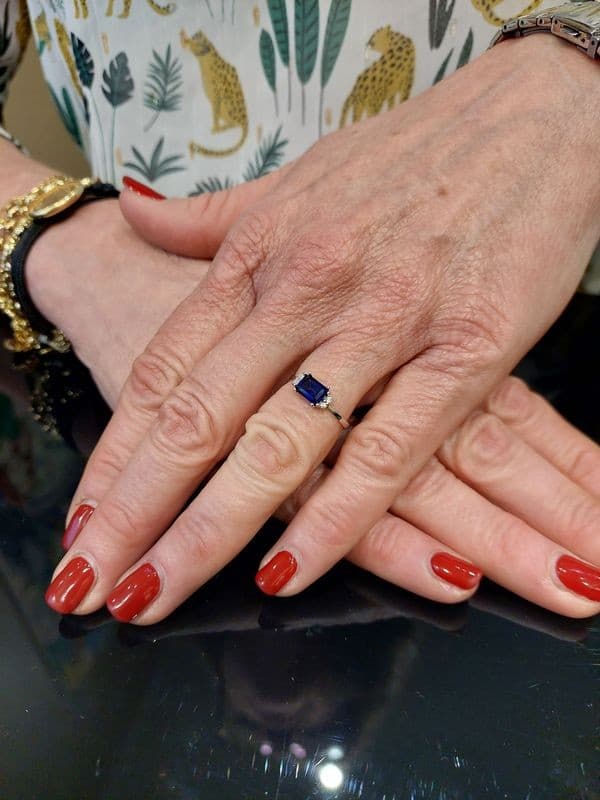BAGUE MODERNE SAPHIR ET DIAMANTS — vue 2