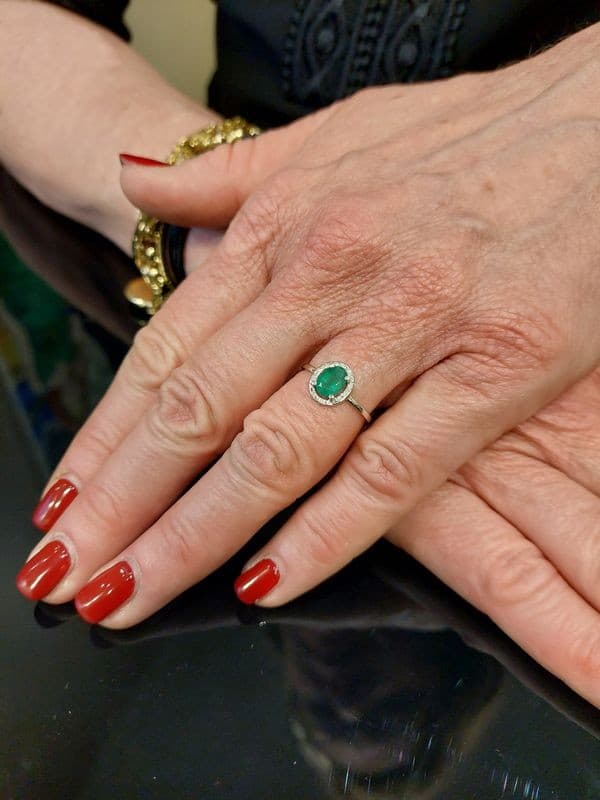 BAGUE MODERNE ÉMERAUDE ET DIAMANTS — vue 2