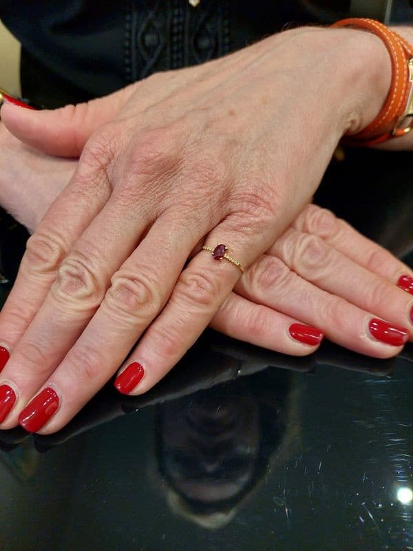BAGUE MODERNE RUBIS ET DIAMANTS — vue 2