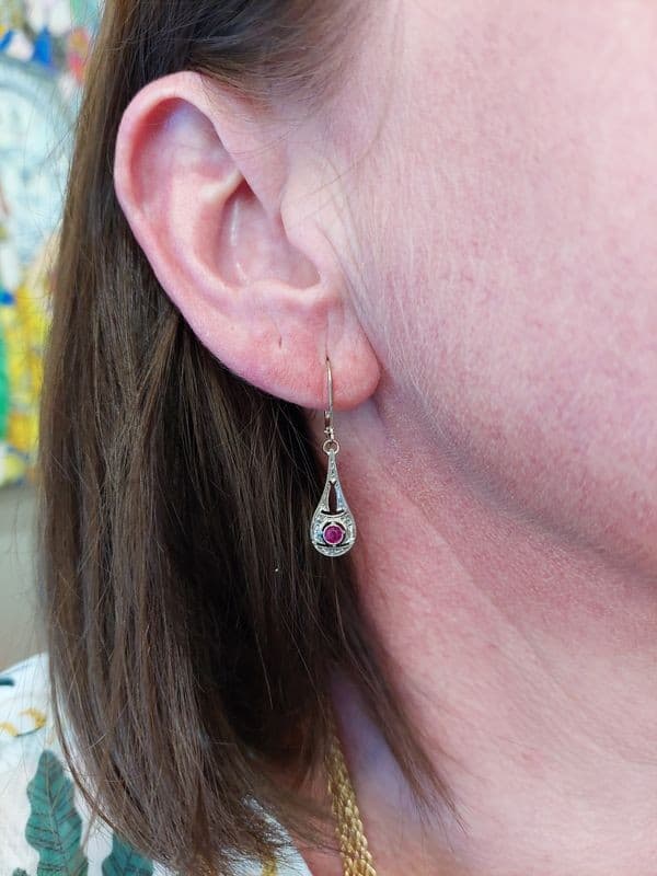 BOUCLES D'OREILLES RUBIS ART-DÉCO — vue 2