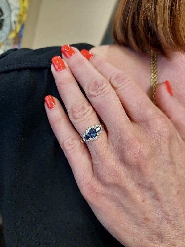 BAGUE MODERNE SAPHIRS ET DIAMANTS — vue 2
