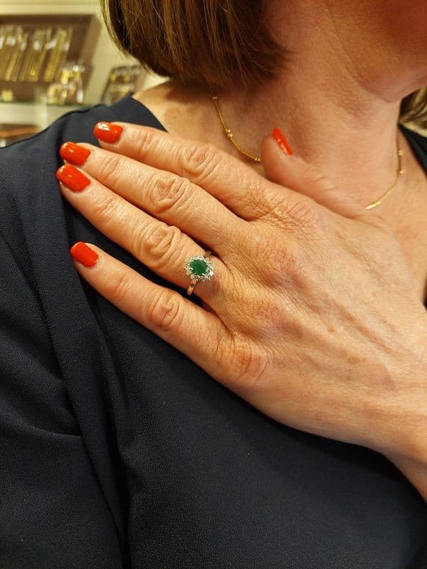 BAGUE MARGUERITE ÉMERAUDE ET DIAMANTS — vue 2