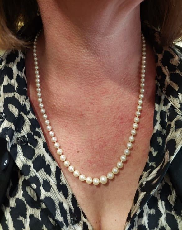 COLLIER DE PERLES EN CHUTE — vue 2