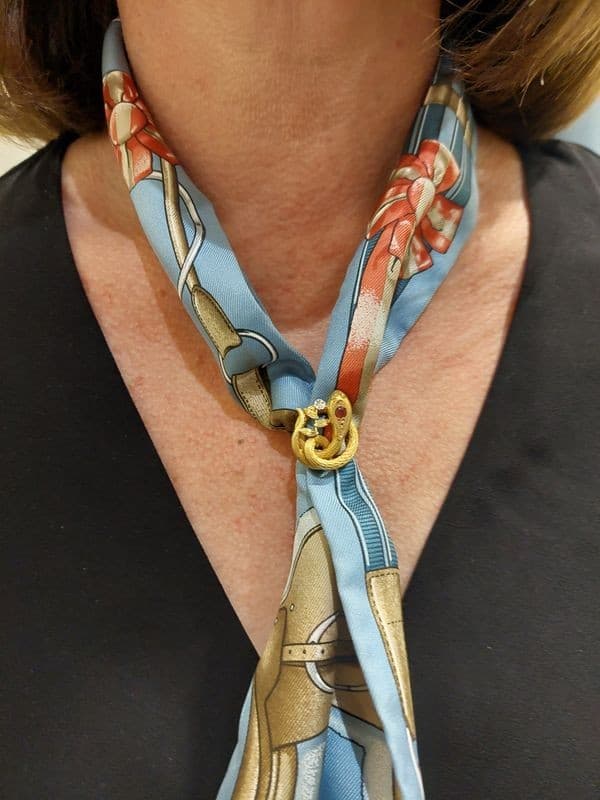 PINCE À FOULARD GRENAT — vue 2