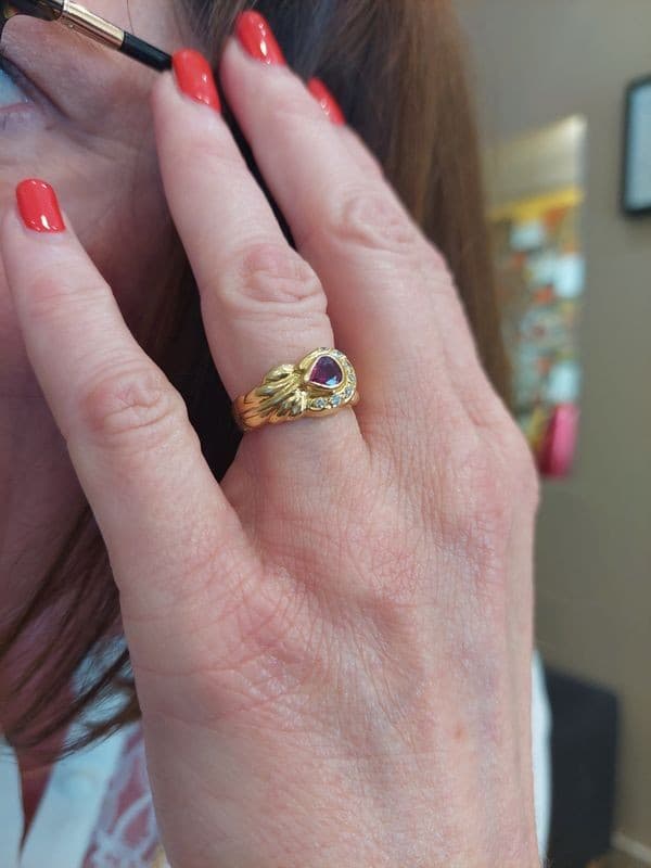 BAGUE MODERNE RUBIS ET DIAMANTS — vue 2