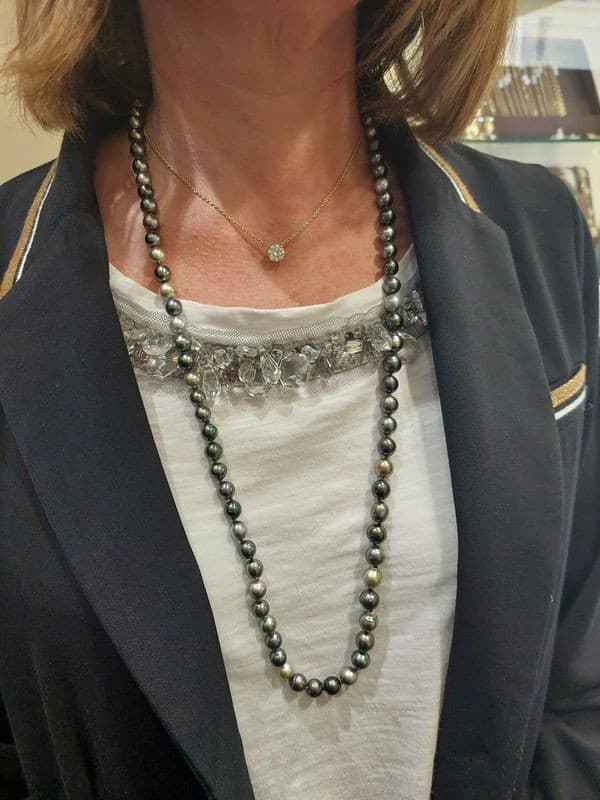 COLLIER DE PERLES NOIRES — vue 2
