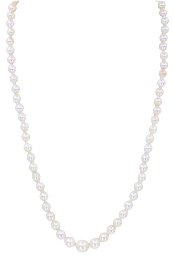 COLLIER DE PERLES EN CHUTE — vue 1