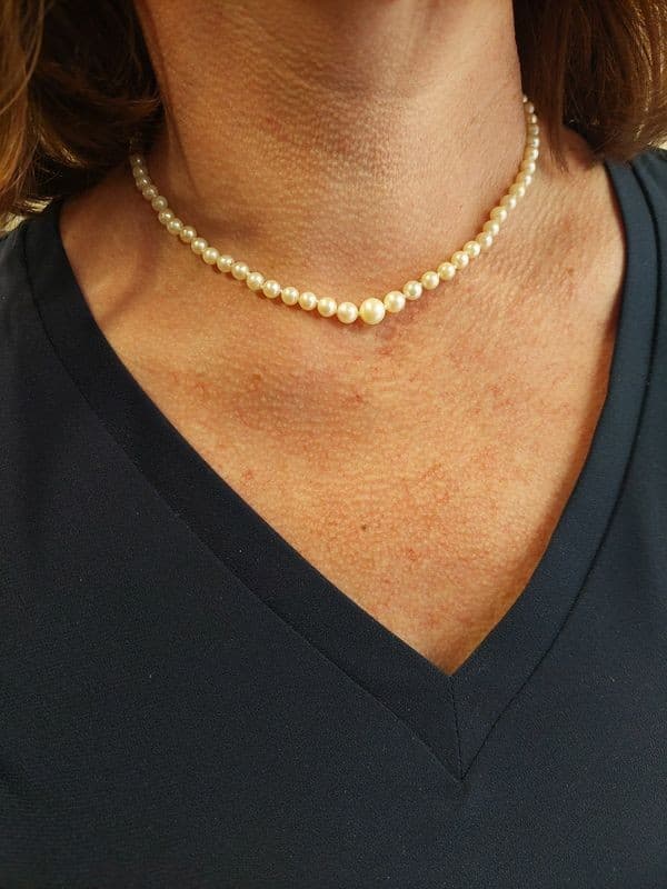 COLLIER DE PERLES EN CHUTE — vue 2
