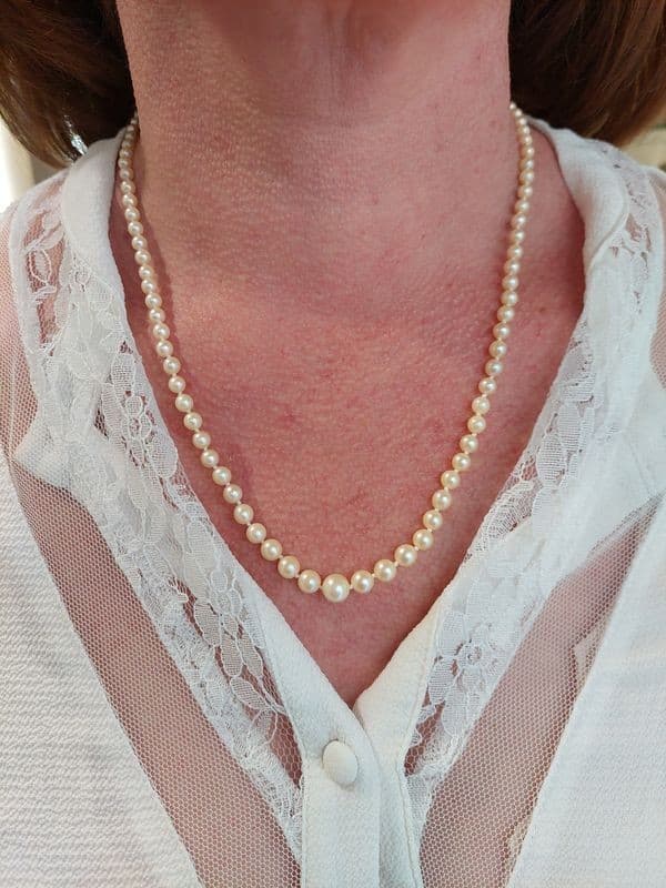 COLLIER DE PERLES EN CHUTE — vue 2