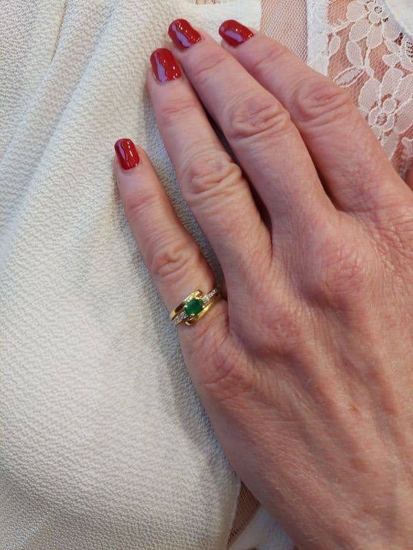 BAGUE MODERNE ÉMERAUDE ET DIAMANTS — vue 2