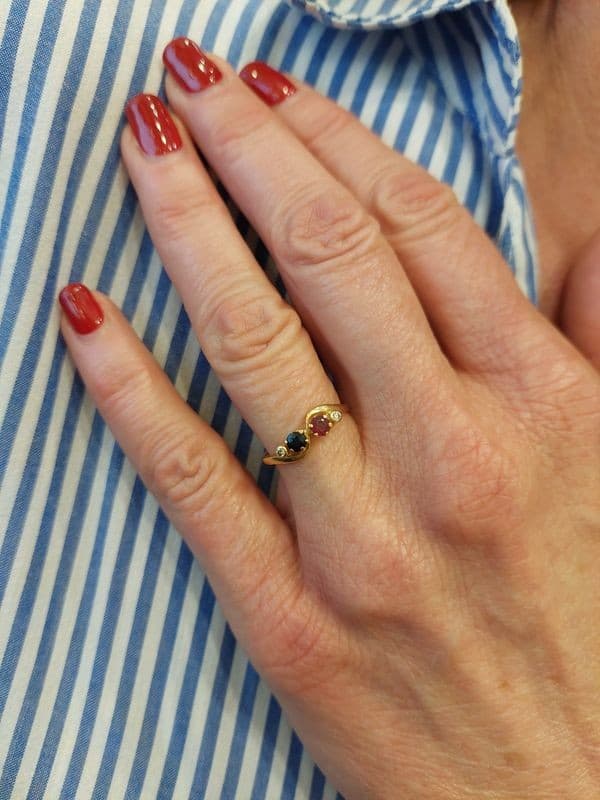 BAGUE MODERNE RUBIS, SAPHIR ET DIAMANTS — vue 2