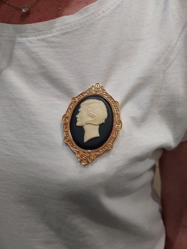BROCHE SIGNÉE CHANEL — vue 2