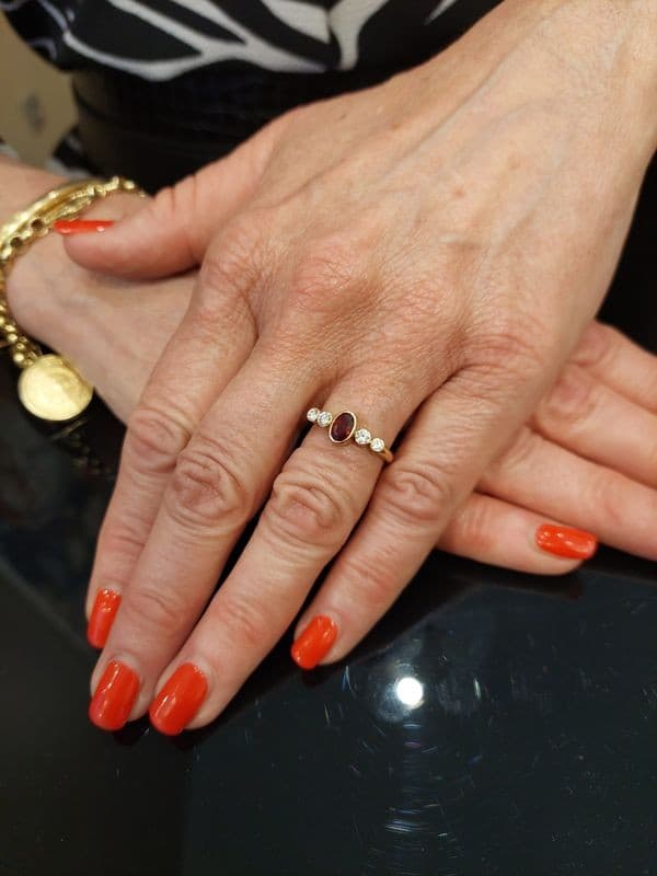 BAGUE MODERNE RUBIS ET DIAMANTS — vue 2