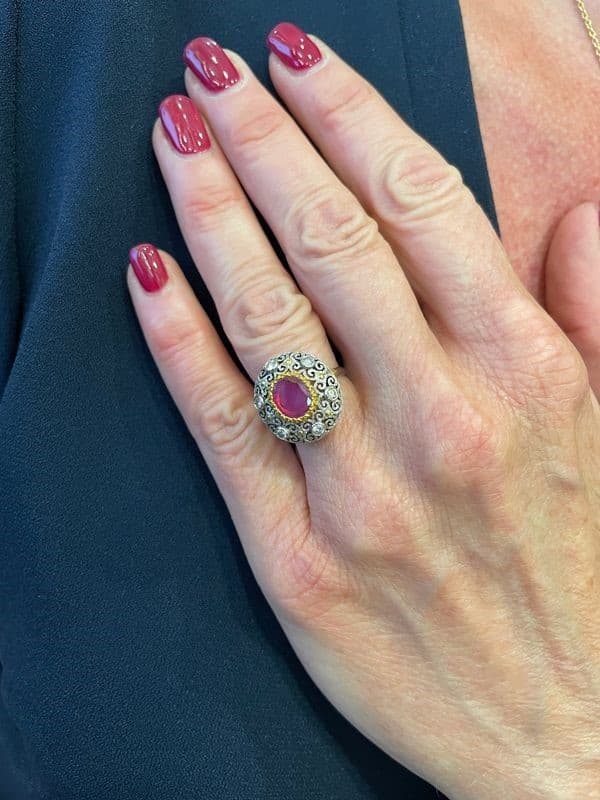 BAGUE ANCIENNE RUBIS ET DIAMANTS — vue 2