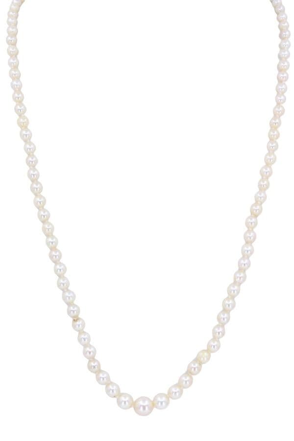 COLLIER DE PERLES EN CHUTE — vue 1
