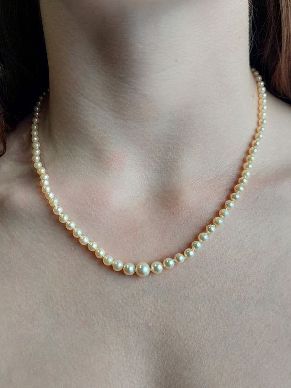 COLLIER DE PERLES EN CHUTE — vue 2