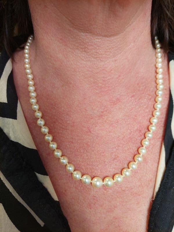 COLLIER DE PERLES EN CHUTE — vue 2