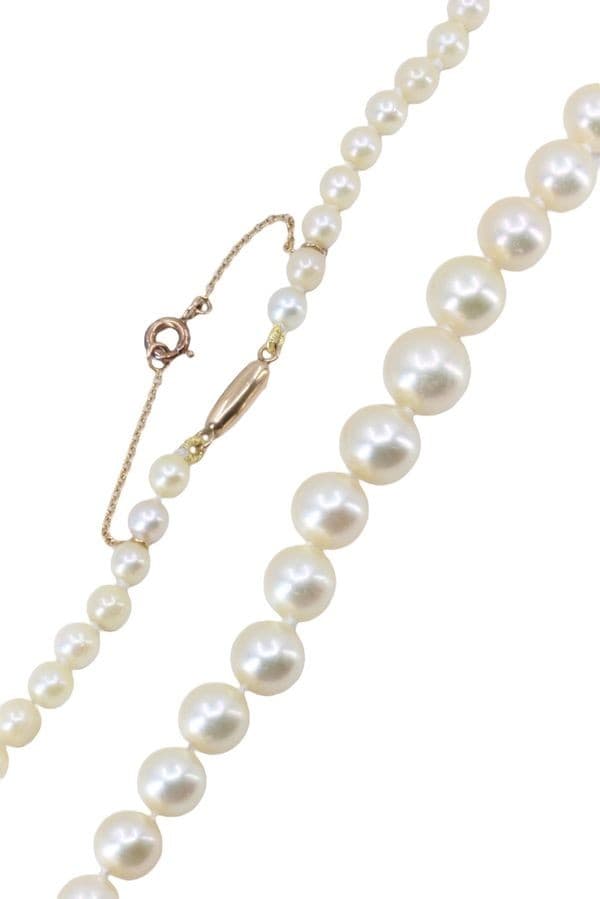 COLLIER DE PERLES EN CHUTE — vue 3