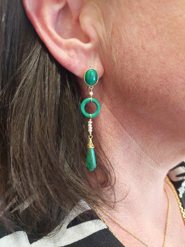 BOUCLES D'OREILLES PENDANTES MALACHITE ET PERLES — vue 2