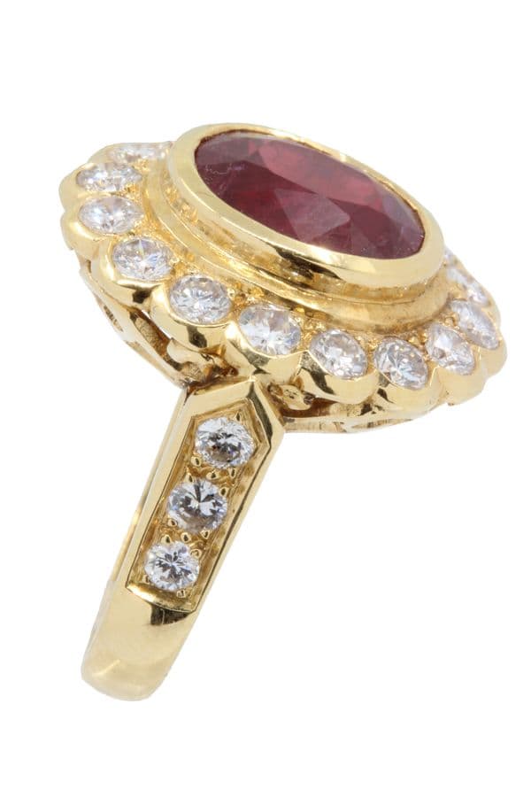 BAGUE RUBIS ENTOURAGE DIAMANTS — vue 3