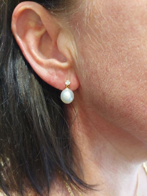 BOUCLES D'OREILLES PENDANTES PERLES ET DIAMANTS — vue 2