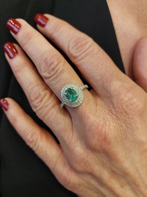 BAGUE MODERNE ÉMERAUDE ET DIAMANTS — vue 2