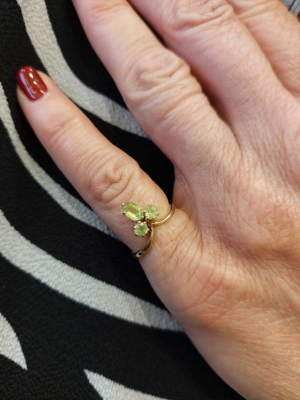 BAGUE ANCIENNE FLEUR DE LYS PÉRIDOTS — vue 2