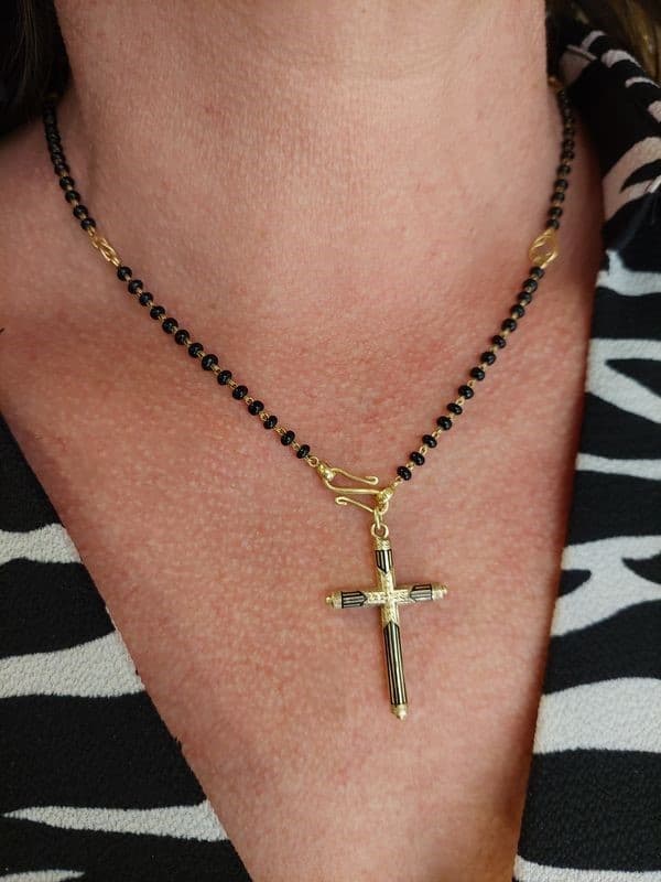 COLLIER CROIX ÉMAILLÉE ET ONYX — vue 2