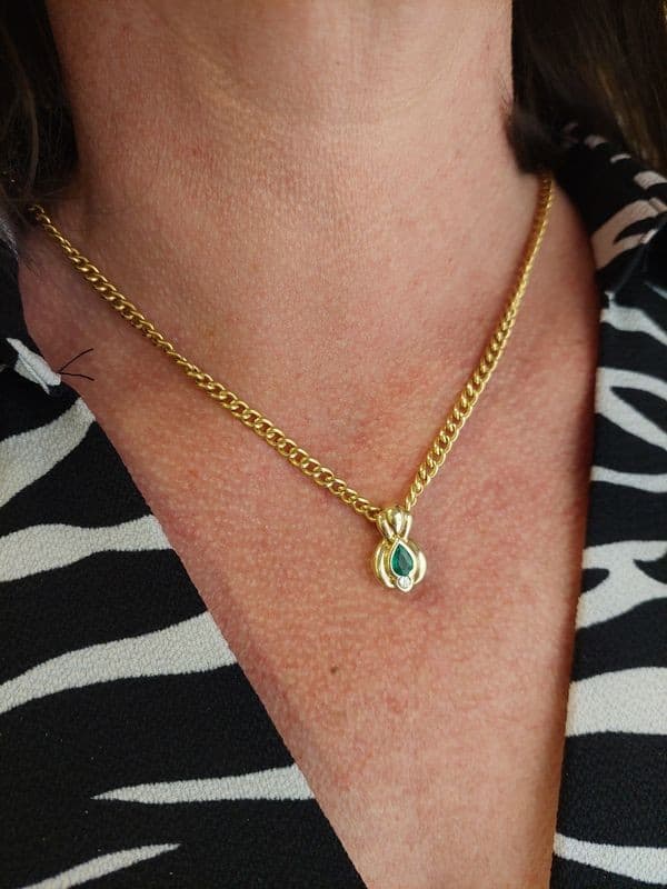 PENDENTIF MODERNE ÉMERAUDE ET DIAMANT — vue 2