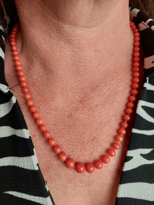 COLLIER  CORAIL EN CHUTE — vue 2