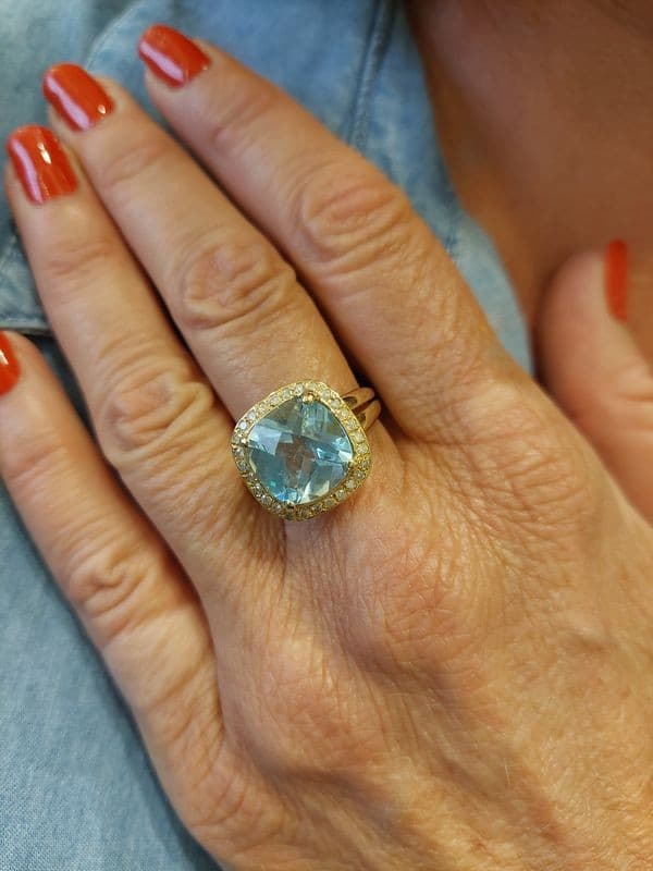 BAGUE MODERNE TOPAZE ET DIAMANTS — vue 2