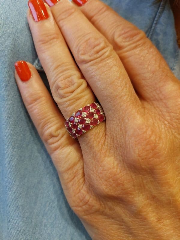 BAGUE MODERNE RUBIS ET DIAMANTS — vue 2
