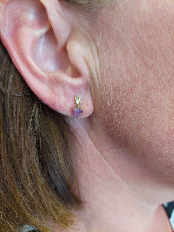 BOUCLES D'OREILLES CŒURS AMÉTHYSTES — vue 2