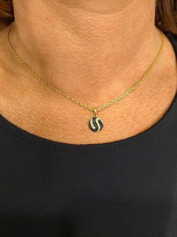 PENDENTIF DIAMANTS BLANCS ET NOIRS — vue 2