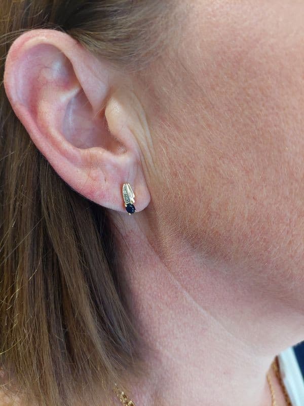 BOUCLES D'OREILLES SAPHIRS ET DIAMANTS — vue 2