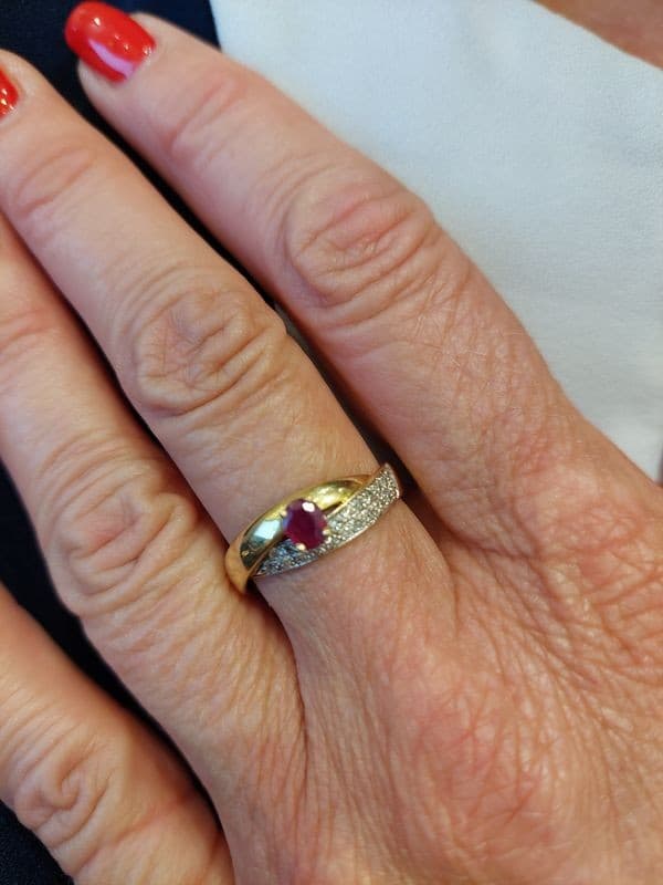 BAGUE MODERNE RUBIS ET DIAMANTS — vue 2